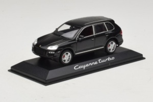 Porsche Cayenne Turbo Dark Green Metallic Minichamps 1:43 WAP02061117 Métal Moulé — image 2 sur 5
