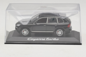 Porsche Cayenne Turbo Dark Green Metallic Minichamps 1:43 WAP02061117 Métal Moulé — image 4 sur 5