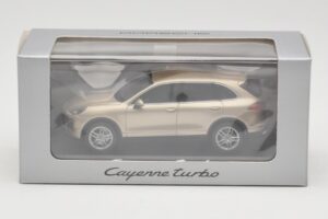 Porsche Cayenne 958 Turbo Or Minichamps 1:43 WAP0200050E Métal Moulé — image 4 sur 4