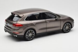Porsche Cayenne E2 Turbo S Umbra Métallique Minichamps 1:18 WAP0213020F Métal Moulé — image 3 sur 8