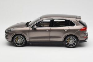 Porsche Cayenne E2 Turbo S Umbra Métallique Minichamps 1:18 WAP0213020F Métal Moulé — image 4 sur 8