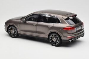Porsche Cayenne E2 Turbo S Umbra Métallique Minichamps 1:18 WAP0213020F Métal Moulé — image 7 sur 8