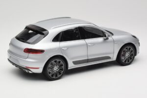 Porsche Macan Turbo 95B Argent Minichamps 1:18 110062504 Métal Moulé — image 3 sur 8