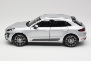 Porsche Macan Turbo 95B Argent Minichamps 1:18 110062504 Métal Moulé — image 4 sur 8
