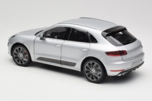 Porsche Macan Turbo 95B Argent Minichamps 1:18 110062504 Métal Moulé — image 5 sur 8