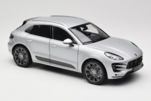 Porsche Macan Turbo 95B Argent Minichamps 1:18 110062504 Métal Moulé — image 6 sur 8