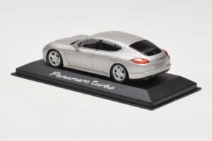 Porsche Panamera 970 Turbo Beige Minichamps 1:43 WAP0200519 Métal Moulé — image 3 sur 4