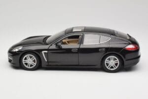 Porsche Panamera Turbo 970 Noir Maisto 1:18 36197 Métal Moulé — image 4 sur 8