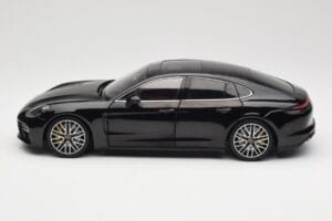 Porsche Panamera 971 Turbo S Noir Metallic Minichamps 1:18 113061076 Métal Moulé — image 4 sur 8