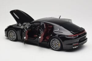 Porsche Panamera 971 Turbo S Noir Metallic Minichamps 1:18 113061076 Métal Moulé — image 5 sur 8