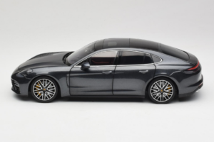 Porsche Panamera 971 Turbo S Grey Metallic Minichamps 1:18 113061073 Métal Moulé — image 4 sur 8
