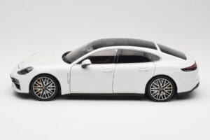Porsche Panamera 971 Turbo S Blanc Metallic Minichamps 1:18 113061074 Métal Moulé — image 4 sur 8