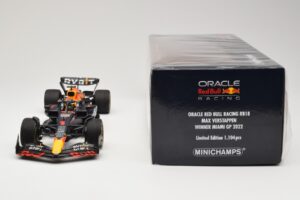Red Bull Racing RB18 #1 M. Verstappen Winner Miami GP 2022 Minichamps 1:18 110220501 Métal Moulé — image 6 sur 6