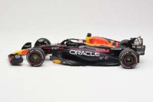Red Bull Racing RB19 #1 M. Verstappen Winner Spanish GP 2023 Minichamps 1:18 110230801 Métal Moulé — image 3 sur 6