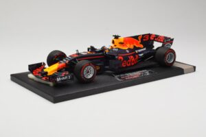 Red Bull Racing Tag Heuer RB13 #3 D. Ricciardo 3rd Place Malaysian GP 2017 Minichamps 1:18 117171503 Métal Moulé — image 2 sur 6