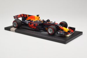Red Bull Racing Tag Heuer RB13 #3 D. Ricciardo 3rd Place Malaysian GP 2017 Minichamps 1:18 117171503 Métal Moulé — image 4 sur 6