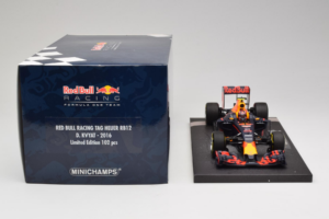 Red Bull RB12 Tag Heuer #26 D. Kvyat Red Bull Racing Showcar 2016 Minichamps 1:18 117160026 Résine — image 6 sur 7