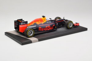 Red Bull RB12 Tag Heuer #3 D. Ricciardo Red Bull Racing Showcar 2016 Minichamps 1:18 117160003 Résine — image 3 sur 7