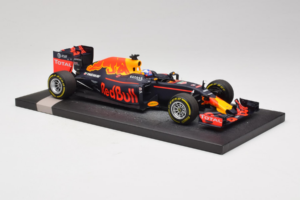 Red Bull RB12 Tag Heuer #3 D. Ricciardo Red Bull Racing Showcar 2016 Minichamps 1:18 117160003 Résine — image 4 sur 7