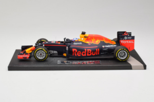 Red Bull RB12 Tag Heuer #3 D. Ricciardo Red Bull Racing Showcar 2016 Minichamps 1:18 117160003 Résine