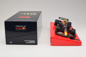 Red Bull RB18 #1 M. Verstappen Oracle Red Bull Racing Japanese Grand Prix Winner World Champion 2022 Minichamps 1:18 11322280 — image 6 sur 7