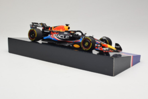 Red Bull RB19 #1 M. Verstappen Oracle Red Bull Racing United States Grand Prix Winner World Champion 2023 Minichamps 1:18 113 — image 4 sur 7
