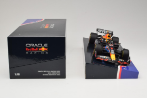 Red Bull RB19 #1 M. Verstappen Oracle Red Bull Racing United States Grand Prix Winner World Champion 2023 Minichamps 1:18 113 — image 6 sur 7