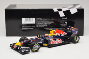 Red Bull RB7 Renault #2 M. Webber Red Bull Racing Showcar 2011 Minichamps 1:18 110110002 Métal Moulé — image 6 sur 7