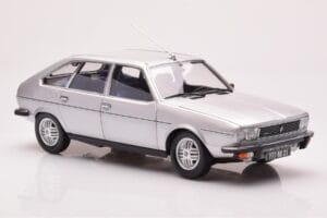 Renault 30 TX Argent Norev 1:18 185272 Métal Moulé — image 6 sur 8