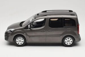 Renault Juvaquatre Break 300 kg Ivoire Norev 1:18 185260 Métal Moulé — image 3 sur 6