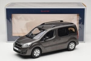 Renault Juvaquatre Break 300 kg Ivoire Norev 1:18 185260 Métal Moulé — image 6 sur 6