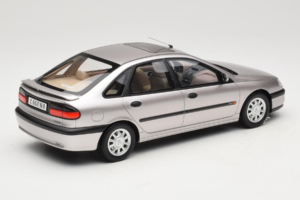 Renault Laguna V6 3.0 Baccara Opal Grey Otto 1:18 OT1185 Résine — image 2 sur 6