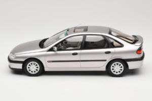 Renault Laguna V6 3.0 Baccara Opal Grey Otto 1:18 OT1185 Résine — image 3 sur 6