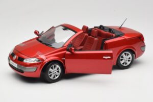 Renault Megane Mk1 CC Rouge Solido 1:18 8152 Métal Moulé — image 2 sur 8