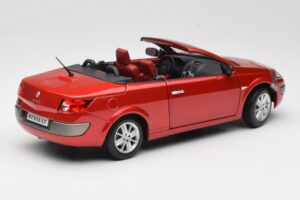 Renault Megane Mk1 CC Rouge Solido 1:18 8152 Métal Moulé — image 3 sur 8