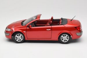 Renault Megane Mk1 CC Rouge Solido 1:18 8152 Métal Moulé — image 4 sur 8