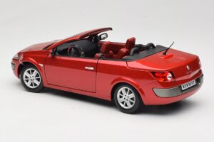 Renault Megane Mk1 CC Rouge Solido 1:18 8152 Métal Moulé — image 7 sur 8
