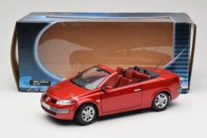 Renault Megane Mk1 CC Rouge Solido 1:18 8152 Métal Moulé — image 8 sur 8