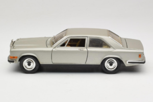 Rolls-Royce Camargue Argent Diamond Edition Bburago 1:18 3001-M3 Métal Moulé — image 4 sur 8