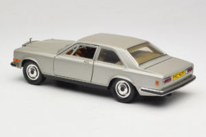 Rolls-Royce Camargue Argent Diamond Edition Bburago 1:18 3001-M3 Métal Moulé — image 7 sur 8