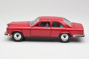 Rolls-Royce Camargue Rouge Bburago 1:22 3001 Métal Moulé — image 4 sur 8