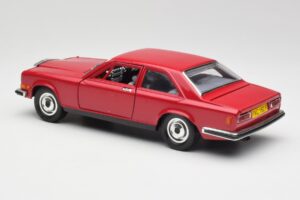 Rolls-Royce Camargue Rouge Bburago 1:22 3001 Métal Moulé — image 7 sur 8