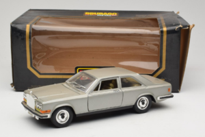 Rolls-Royce Camargue Argent Bburago 1:18 3001-M2 Métal Moulé — image 8 sur 8