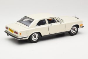 Rolls-Royce Camargue Blanc Bburago 1:22 3001-M1 Métal Moulé — image 2 sur 8