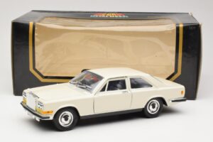 Rolls-Royce Camargue Blanc Bburago 1:22 3001-M1 Métal Moulé — image 8 sur 8