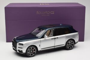 Rolls-Royce Cullinan Bleu & Argent Bicolore OEM 1:18 028-16B Métal Moulé — image 8 sur 8