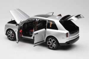 Rolls-Royce Cullinan Argent Avec Shadow Wheels OEM 1:18 028-16A Métal Moulé — image 5 sur 8