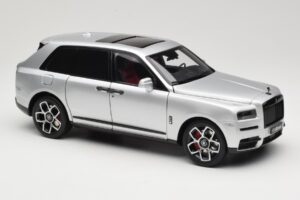 Rolls-Royce Cullinan Argent Avec Shadow Wheels OEM 1:18 028-16A Métal Moulé — image 6 sur 8