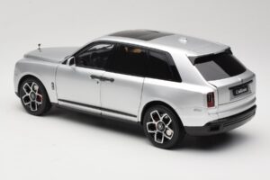 Rolls-Royce Cullinan Argent Avec Shadow Wheels OEM 1:18 028-16A Métal Moulé — image 7 sur 8