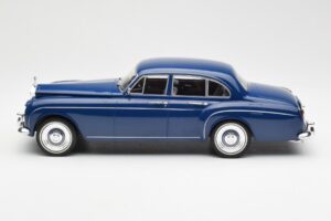 Rolls-Royce Silver Cloud III Flying Spur Mulliner RHD Bleu Foncé MCG 1:18 MCG18124 Métal Moulé — image 3 sur 6